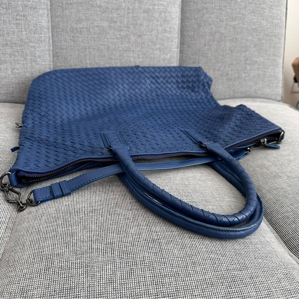 Bottega Veneta Intrecciato Convertible Tote Bag Large Blue Leather Zip Closure - Picture 7 of 12
